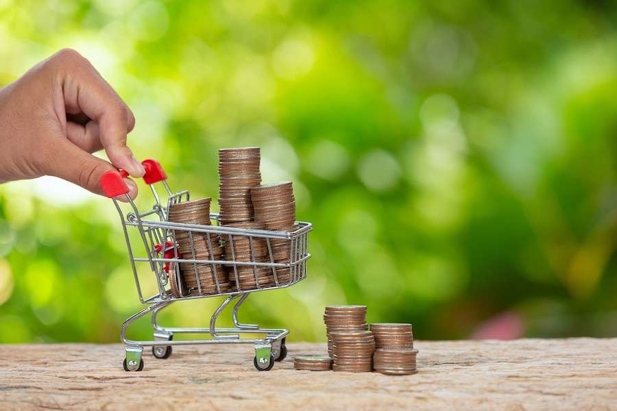 world-habitat-day-close-up-picture-hand-pushing-little-cart-which-full-coins_1150-26737